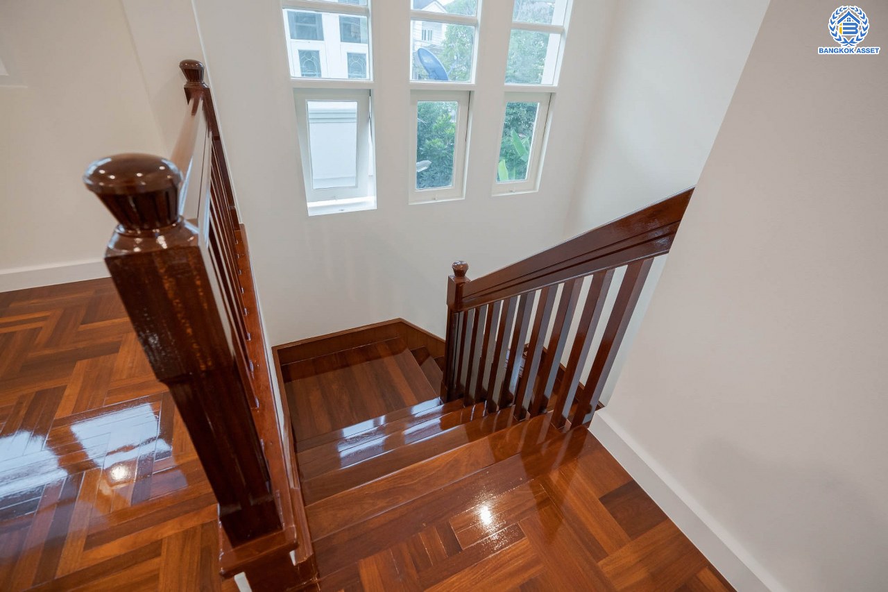 บ้านมือสองตกแต่งใหม่ โครงการ ราชพฤกษ์ บางบอน4 ตกแต่งหรูหรา เนื้อที่ 100.5 ตร.ว. ฟังก์ชัน 3 ห้องนอน 3 ห้องน้ำ จอดรถได้ 2 คัน พื้นที่ใช้สอย 343.94 ตร.ม. บนทำเลศักยภาพ เชื่อมต่อหลายเส้นทาง ใกล้เดอะมอลล์บางแค จุดขึ้นทางด่วน "พระราม2" และรถไฟฟ้าสายสีน้ำเงิน "สถานีหลักสอง"